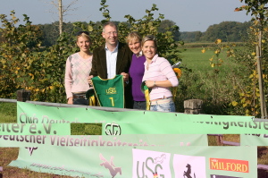 Tatkräftig: CDV Vorstand mit Hauptsponsor Stefan Schwanbeck (USG) Tatkräftig: CDV Vorstand mit Hauptsponsor Stefan Schwanbeck (USG)