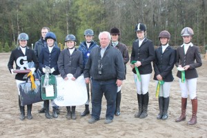 Harry Klugmann mit den glücklichen Platzierten und der Siegerin