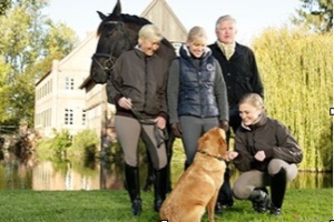 Hans-Jürgen Meyer mit seiner Familie auf seinem Hof im Münsterland