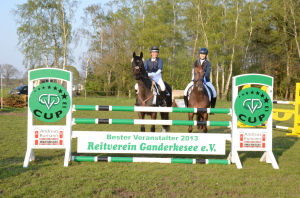 Voll des Lobes über das schöne Turnier des Reitvereins Ganderkesee: Siegerin Julia Rieth und Gesa Staas (Foto Auffahrth)