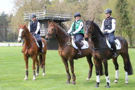 Pia Münker, Carolin Thenhausen und Pauline Knorr auf ihren motivierten Pferden