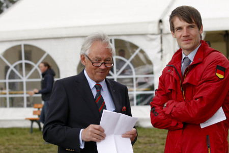 Sieht Deutschland als Vorreiter: Dr. Dennis Peiler (rechts), Geschäftsführer des Deutschen Olympiade-Komitees für Reiterei (DOKR) zusammen mit Holger Heigel (Ausschußvorsitzender Vielseitigkeit) . Foto Julia Rau