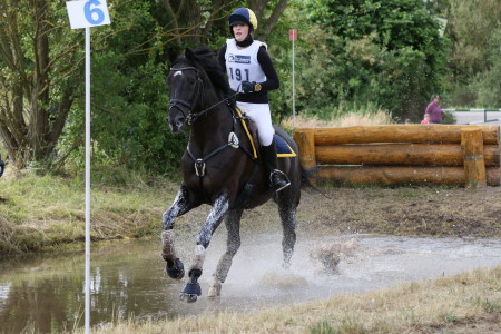 Mit dem einst von Kai-Steffen Meier übernommenen Trakehner Sixtus-Sohn TSF Karat B will Lisa Hemmer (19) in den kommenden Jahren die Junge Reiter-Szene aufmischen (Fotografen Klaus Moritz)